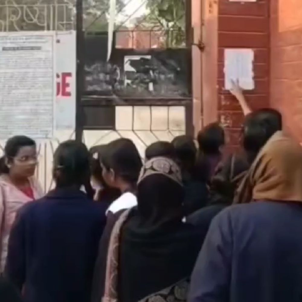 देवरिया में 9083 छात्रों ने छोड़ी यूपी बोर्ड परीक्षा:प्रशासन की सख्ती के कारण हाईस्कूल और इंटरमीडिएट के छात्र अनुपस्थित