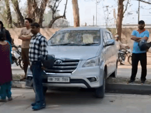 चंडीगढ़ में साइड देने को लेकर दो कारों की भिड़ंत:  इनोवा डिवाइडर में घुसी, स्कूल जा रही महिला बाल-बाल बची, पत्नी का चेकअप करवाकर लौटे – Chandigarh News