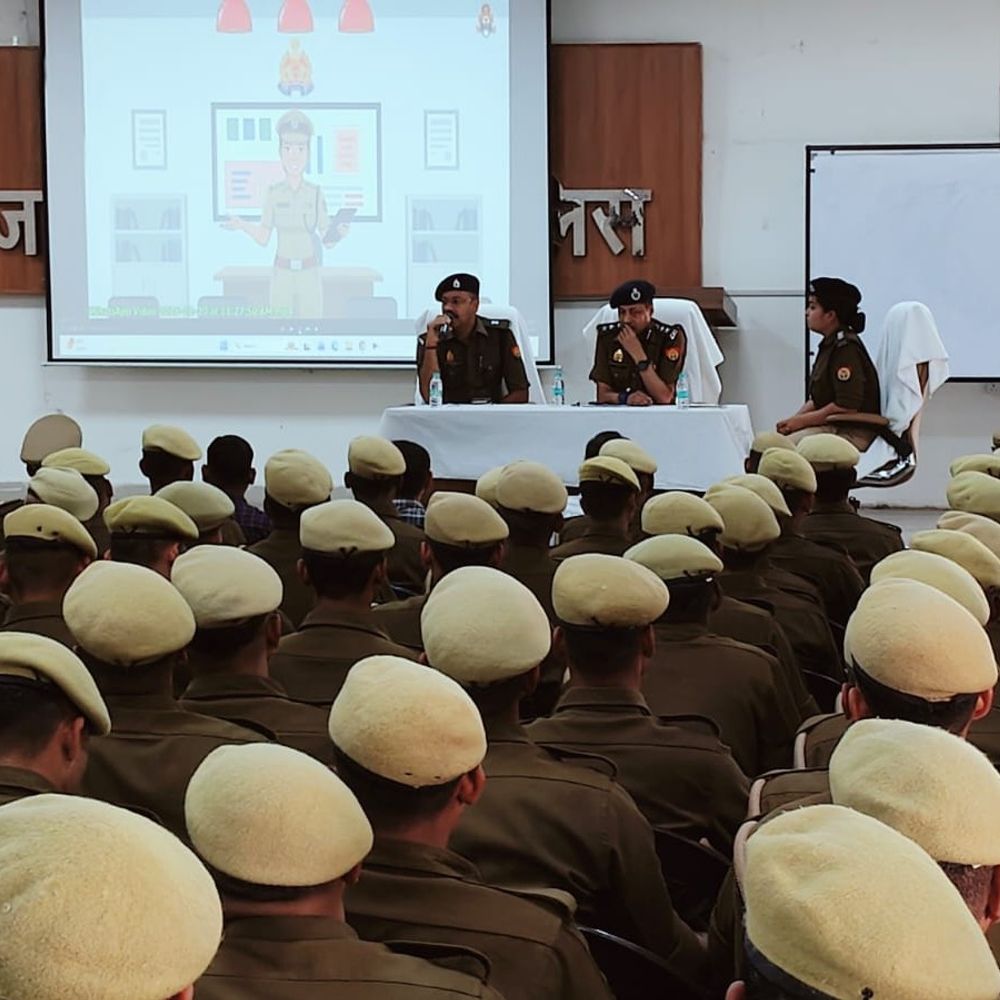 रिजर्व पुलिस लाइन में रिक्रूट आरक्षियों को SP-ASP के निर्देश:आगामी इनडोर-आउटडोर परीक्षाओं की तैयारी पर जोर, लापरवाही न हो