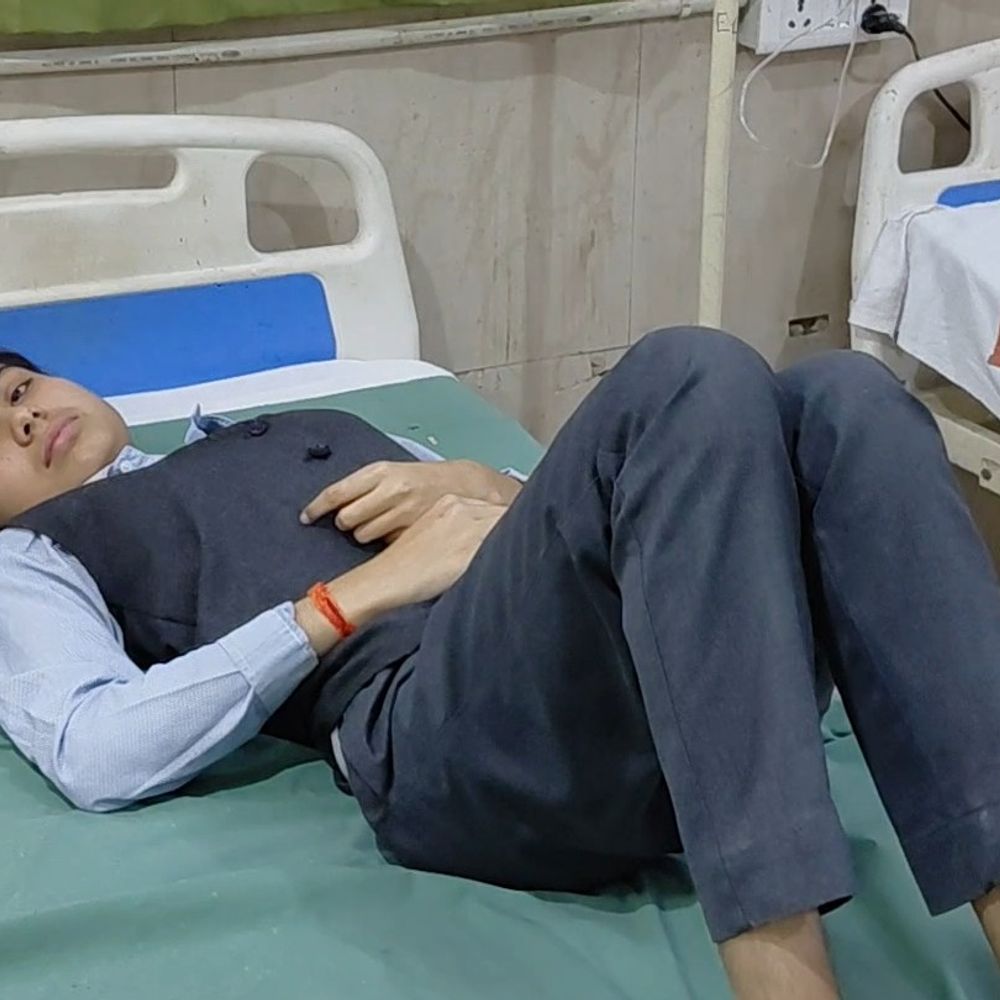 परीक्षा के दौरान छात्रा की तबीयत बिगड़ी:फर्रुखाबाद में अस्पताल में भर्ती, पिता ने बताया- प्रश्न पत्र कठिन था