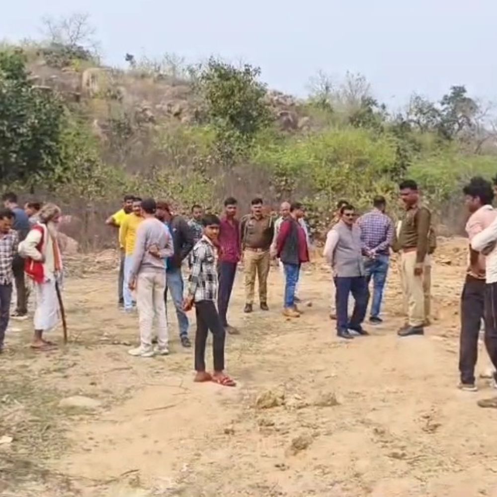 महोबा में शव दफनाने को लेकर विवाद:विहिप ने ‘लैंड जिहाद’ का आरोप लगाया, पैमाइश के आश्वासन पर मामला हुआ शांत