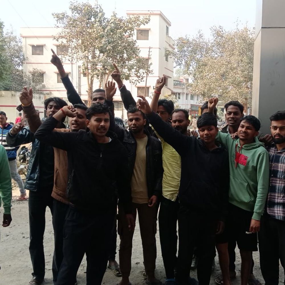 सोनभद्र में होलिका दहन के 10 बीघा पुआल में आग:स्कूटी सवारों पर आरोप, एक आरोपी को पुलिस ने पकड़ा