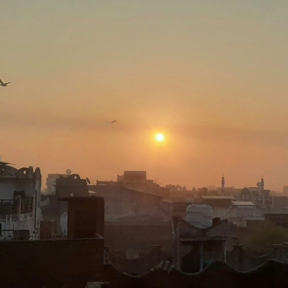 संभल में AQI 164 पहुंचा:धूप निकलने से जनजीवन सामान्य, गंगा किनारे के कुछ गांव में कोहरा छाया