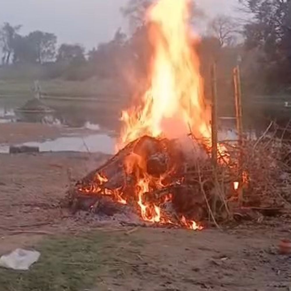 चारों बच्चों के सामने पिता-मां को चाचा ने मार डाला:सीतापुर में मासूम बेटे ने दी मुखाग्नि, एक ही चिता पर हुआ अंतिम संस्कार