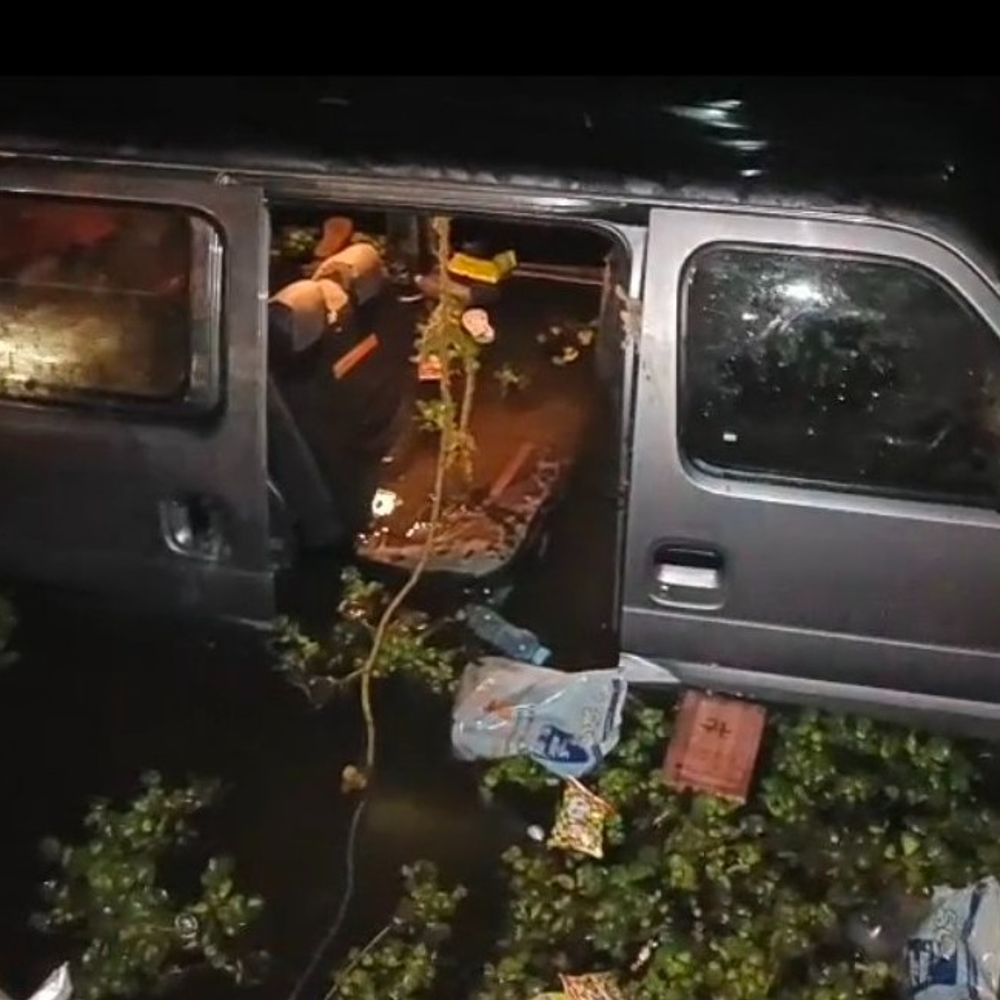 कानपुर में बेकाबू वैन तालाब में पलटी, 4 की मौत:इनमें मां-बाप, बेटी और नाती शामिल, तेरहवीं से लौट रहा था परिवार