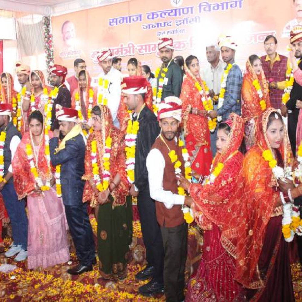 सामूहिक विवाह में भाजपा जिलाध्यक्ष ने मंच छोड़ा:झांसी में अव्यवस्था से खफा हुए, बोले- सीएम से शिकायत करुंगा, 113 जोड़े की शादी हुई