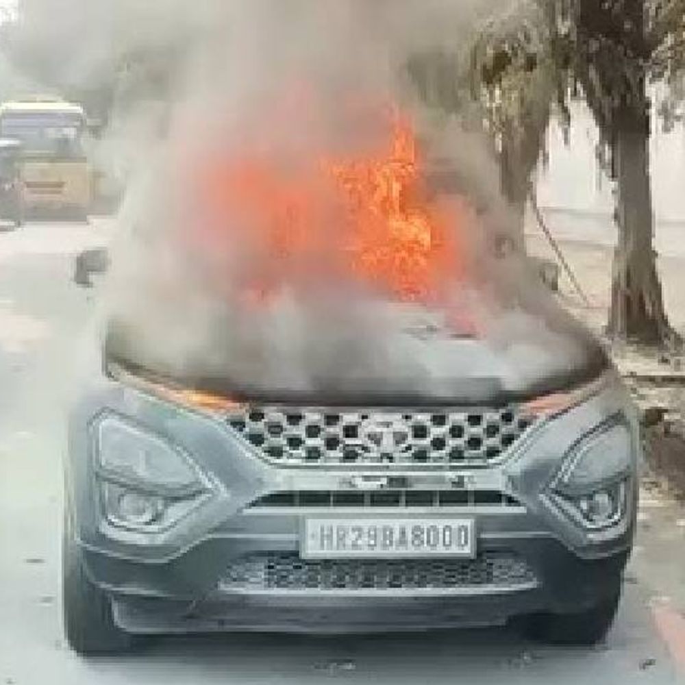 नोएडा में चलती कार में लगी आग:बोनट से उठा धुंआ तेजी से फैली आग, 30 मिनट में पाया काबू