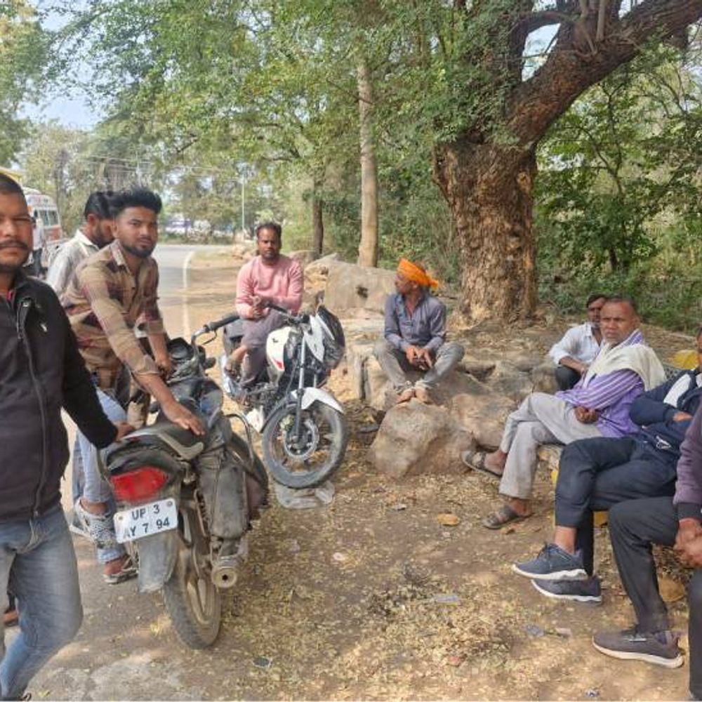झांसी में घर से 3Km दूर युवक का शव मिला:बीमारी से परेशान रहता था, शराब पीने के बाद जहर खा लिया