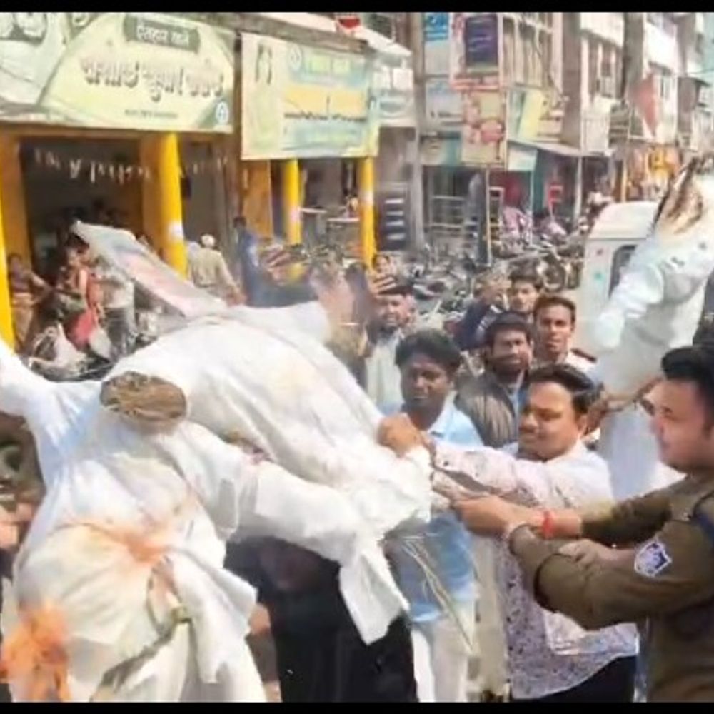नेता प्रतिपक्ष से अपशब्द बोलने पर कांग्रेसियों में आक्रोश:  विजयवर्गीय, डिप्टी सीएम राजेंद्र शुक्ला व मंत्री शाह का पुतला फूंका; पुलिस ने की खींचतान – Bhind News
