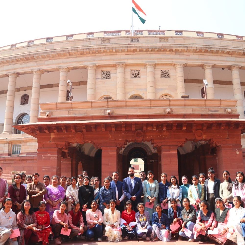 मेरठ की 48 छात्राओं ने किया संसद भ्रमण:12 ब्लॉकों से चुनी गईं छात्राएं,संसदीय प्रक्रिया और लोकतंत्र को करीब से समझा