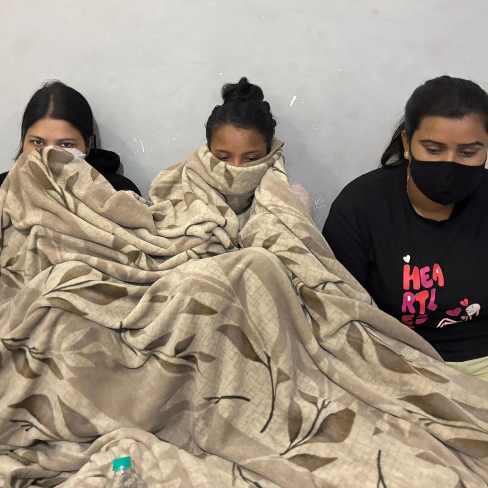 वाराणसी में देह-व्यापार में शामिल 3 युवतियां गिरफ्तार:लंका के होटल पर SOG का छापा, ग्राहक-संचालक समेत 2 दलाल भी दबोचे