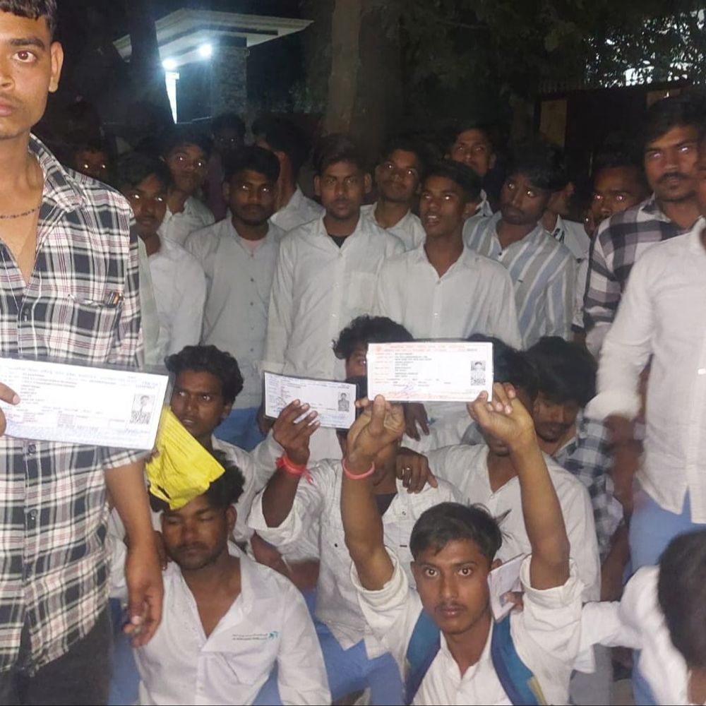 वाराणसी में छात्राओं को नकल, छात्रों की पिटाई पर हंगामा-नारेबाजी:कालेज कर्मचारियों ने लाठी से पीटा, छात्रों ने गेट घेरा तो शिक्षकों ने बुलाई पुलिस