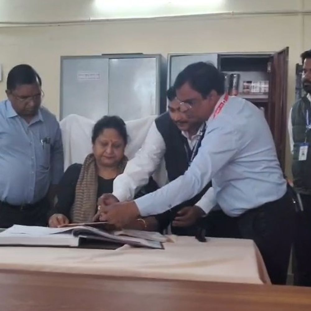 मंडलायुक्त संगीता सिंह एटा पहुंचीं, कोर्ट रूम का निरीक्षण किया:मतदाता पुनरीक्षण डिस्ट्रिक्ट सेंटर का फीता काटकर किया शुभारंभ