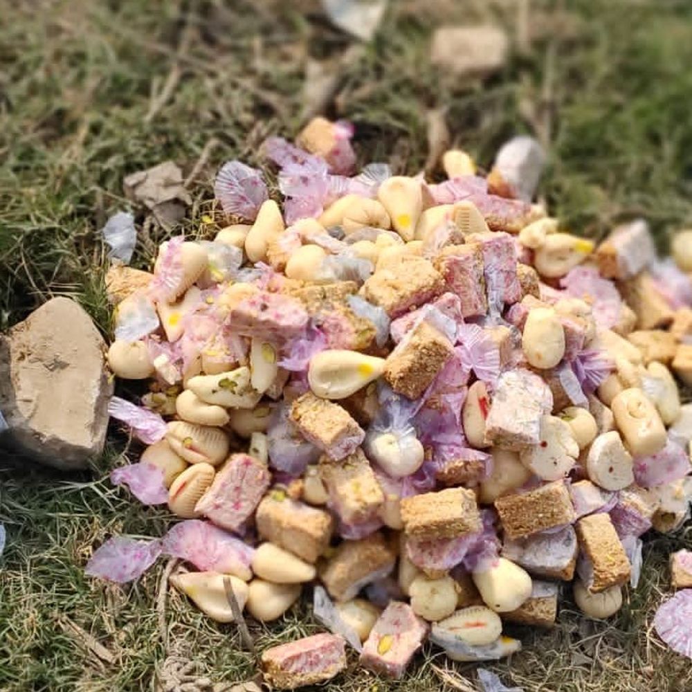 बलिया में 32 किलो मिलावटी मिठाई नष्ट:एक दुकान पर मुकदमा, जांच के लिए तीन नमूने लिए गए