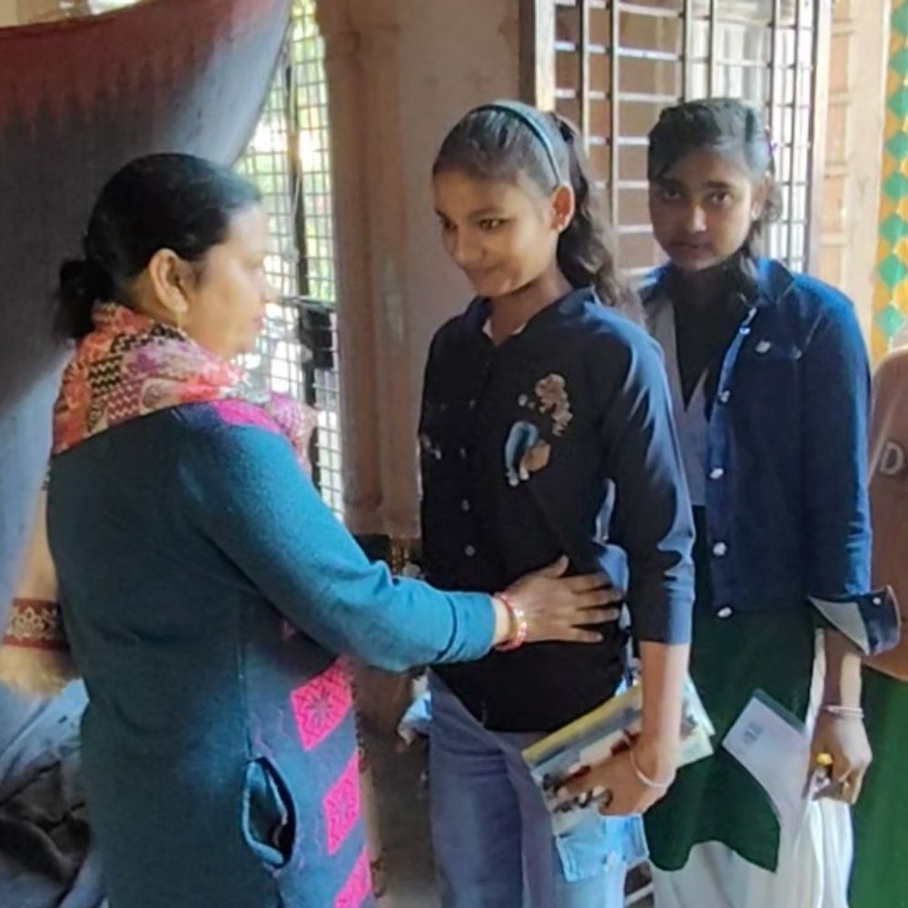 हाथरस में यूपी बोर्ड परीक्षा का चौथा दिन:कड़ी सुरक्षा के बीच 99 केंद्रों पर हो रही परीक्षा, कड़ी चेकिंग के बाद मिला परीक्षार्थियों को प्रवेश