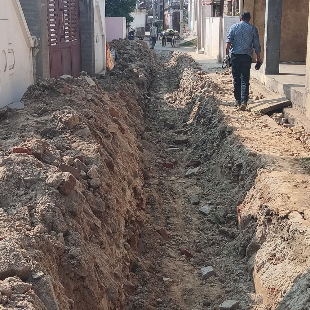 संतकबीरनगर में सड़क पर नाली निर्माण के लिए खोदा गड्ढा:होली से पहले आवागमन बाधित, लोगों ने की समाधान की मांग