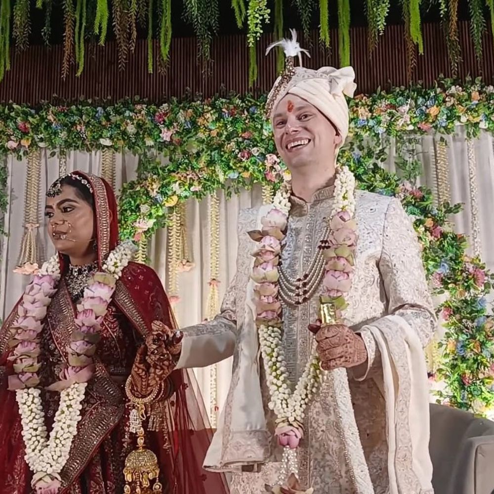 जर्मनी से फिरोजाबाद आई बारात:गुस्ताव ने खुशी के नाम की मेंहदी लगाई, सात फेरे लिए; शादी नें चार ट्रांसलेटर भी आए
