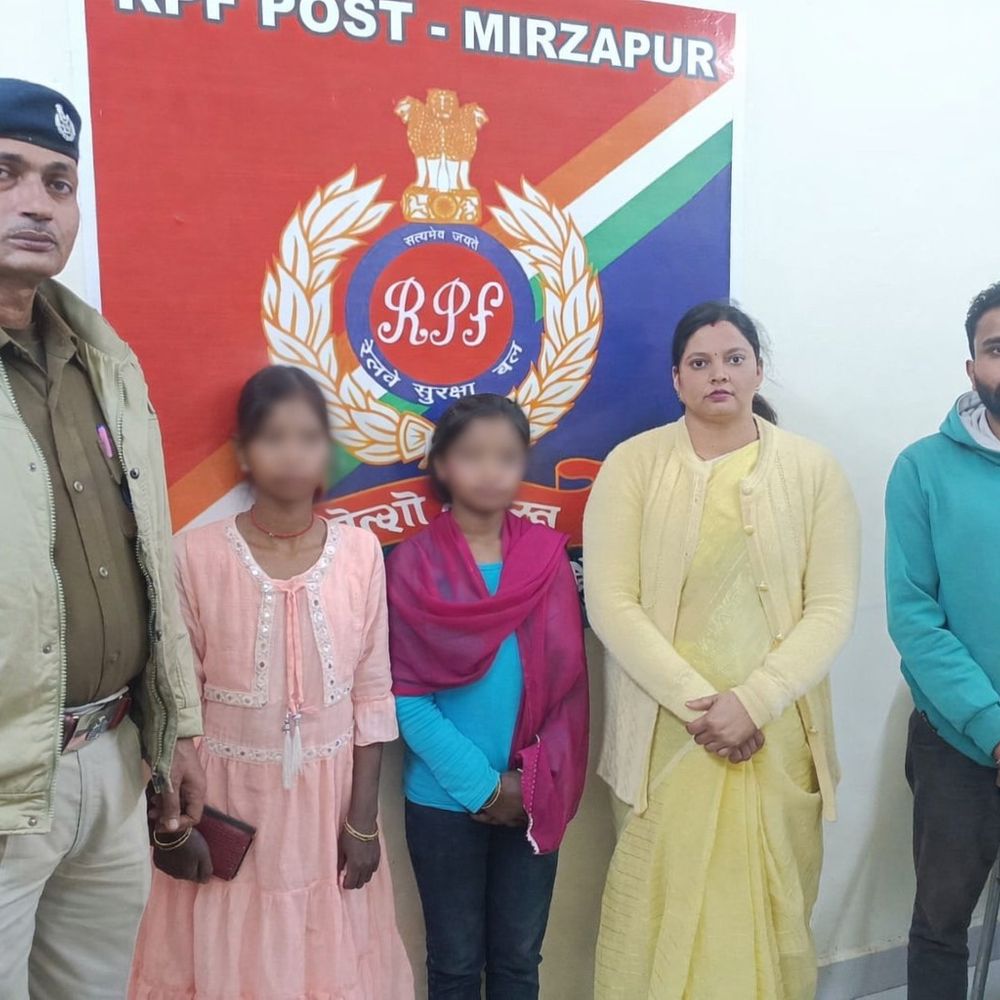 मिर्जापुर स्टेशन पर दो नाबालिग बालिकाएं मिलीं:घरवालों को बिना बताए जा रही थीं दूसरे शहर, परिजनों को सूचना दी
