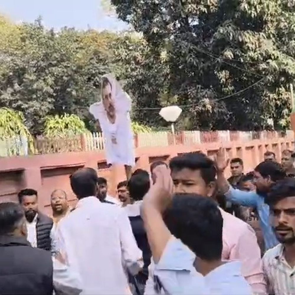 लखनऊ में डंडा और झंडा लेकर NSUI का प्रदर्शन:प्रधानमंत्री नरेंद्र मोदी का पुतला फूंका, बोले- मनमानी नहीं चलेगी