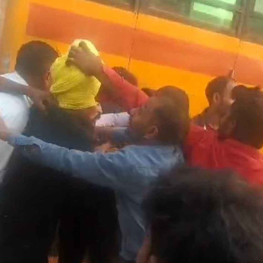 सहारनपुर में बारातियों और ग्रामीणों में चले धारदार हथियार:फतेहपुर में बारात के रास्ते में कार हटाने को लेकर हुआ बवाल, खुकरी चली; 5 घायल, एक देहरादून रेफर