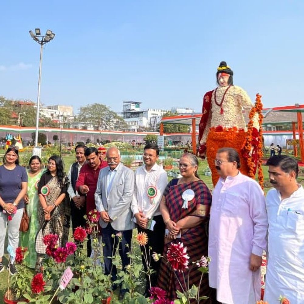 लक्ष्मण जी को फूलों से सजाया, राधा-कृष्ण ने होली खेली:लखनऊ मेयर ने पुष्प प्रदर्शनी का उद्घाटन किया, बोलीं- पर्यावरण संरक्षण जरूरी