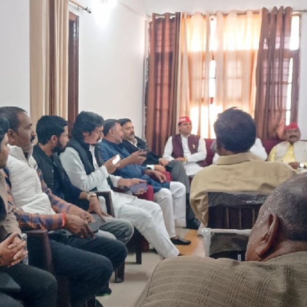 लखनऊ में सपा का डेलिगेशन रोका गया:वाराणसी जाने से पहले ही रोके गए नेता प्रतिपक्ष लाल बिहारी यादव, बहुखंडी मंत्री आवास पर पुलिस का पहरा