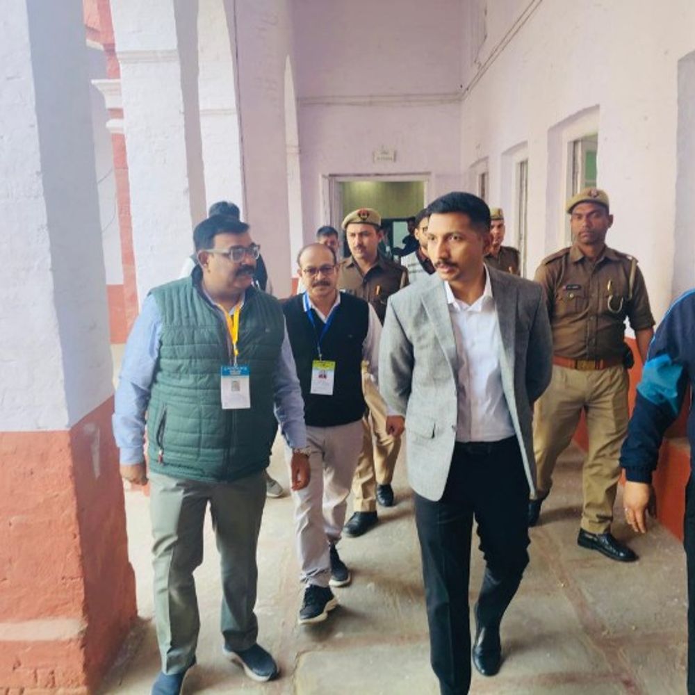 यूपी बोर्ड परीक्षा में लापरवाही पर लखनऊ डीएम सख्त:19 स्टैटिक मजिस्ट्रेटों का वेतन रोका, निरीक्षण में ड्यूटी से नदारद मिले थे