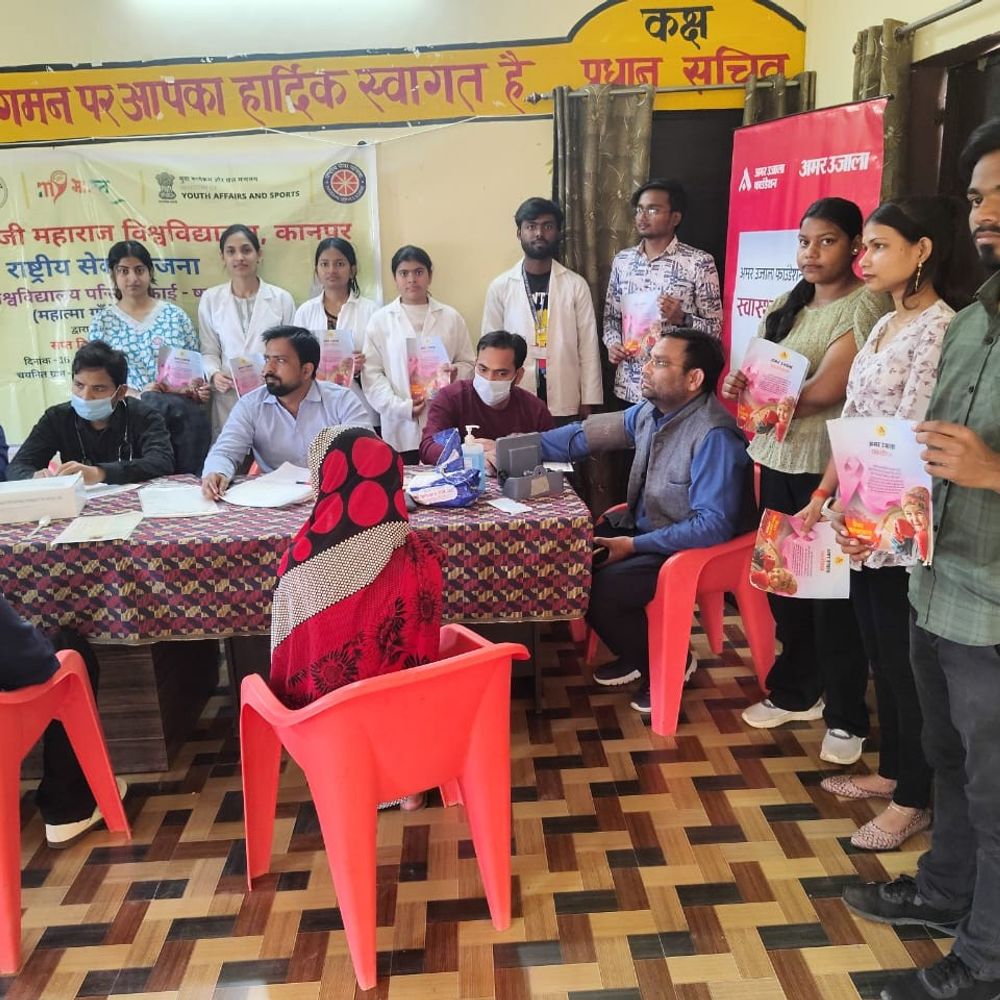 CSJMU छात्रों ने बिठूर में लगाया स्वास्थ्य शिविर:200 ग्रामीणों को मिला निःशुल्क इलाज और परामर्श