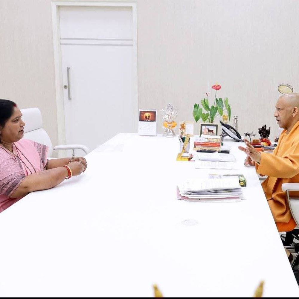 घाटमपुर विधायक सरोज कुरील CM से मिलीं:जलभराव की दिक्कत, बस स्टॉप की मरम्मत और स्टेडियम की मांग; योगी बोले- जल्द समस्याएं दूर होंगी