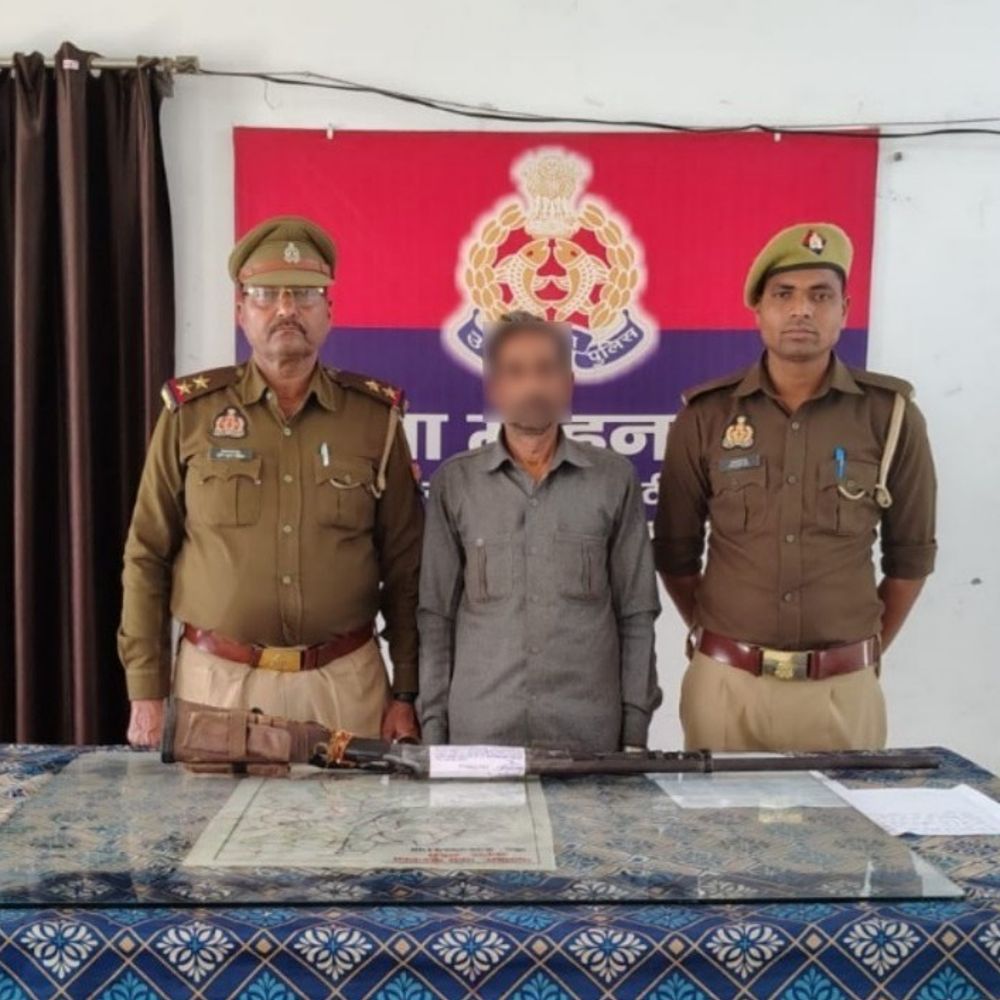 अमेठी में भागवत कथा के दौरान हर्ष फायरिंग, VIDEO:पुलिस ने आरोपी को गिरफ्तार कर दर्ज किया मुकदमा, बंदूक और कारतूस बरामद