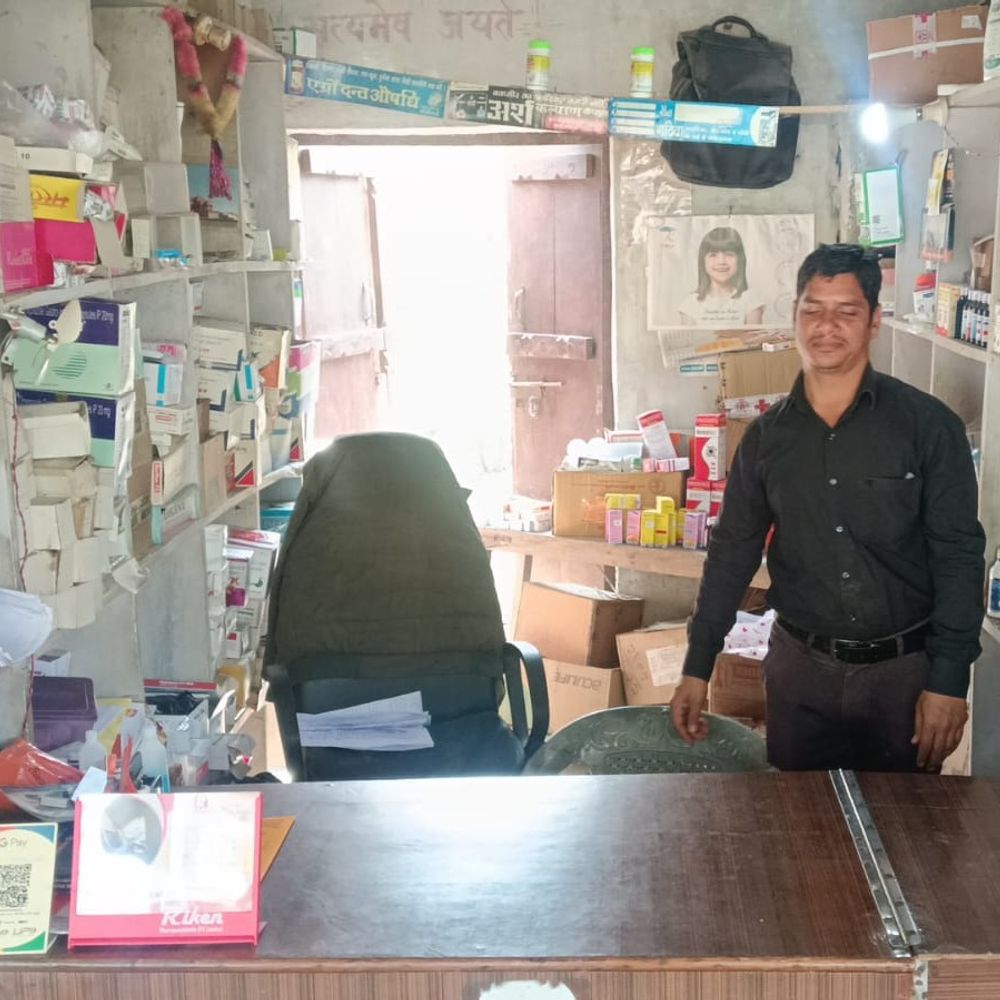 सुल्तानपुर में एक रात में 4 जगह चोरी:दो दुकानों और दो घरों से नकदी-जेवर उड़ाए, पुलिस जांच में जुटी