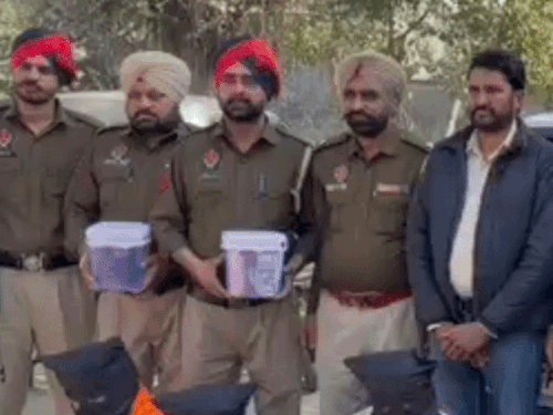 फरीदकोट में फैक्ट्री से चोरी के 6 आरोपी गिरफ्तार:  3 महिलाएं शामिल, 2. 20 लाख नकद और पिस्तौल बरामद, कई वारदातों में शामिल – Faridkot News