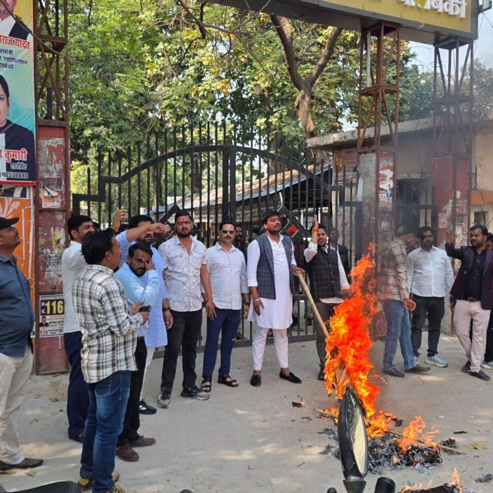 राहुल गांधी का पुतला फूंका:भाजयुमो ने बाराबंकी कलेक्ट्रेट गेट पर किया प्रदर्शन