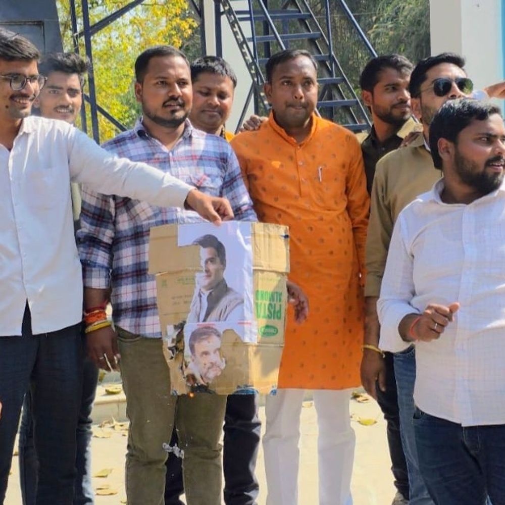 अंबेडकरनगर में भाजयुमो ने राहुल गांधी का पुतला फूंका:कांग्रेस कार्यकर्ताओं की एआई समिट में कथित अभद्रता पर विरोध