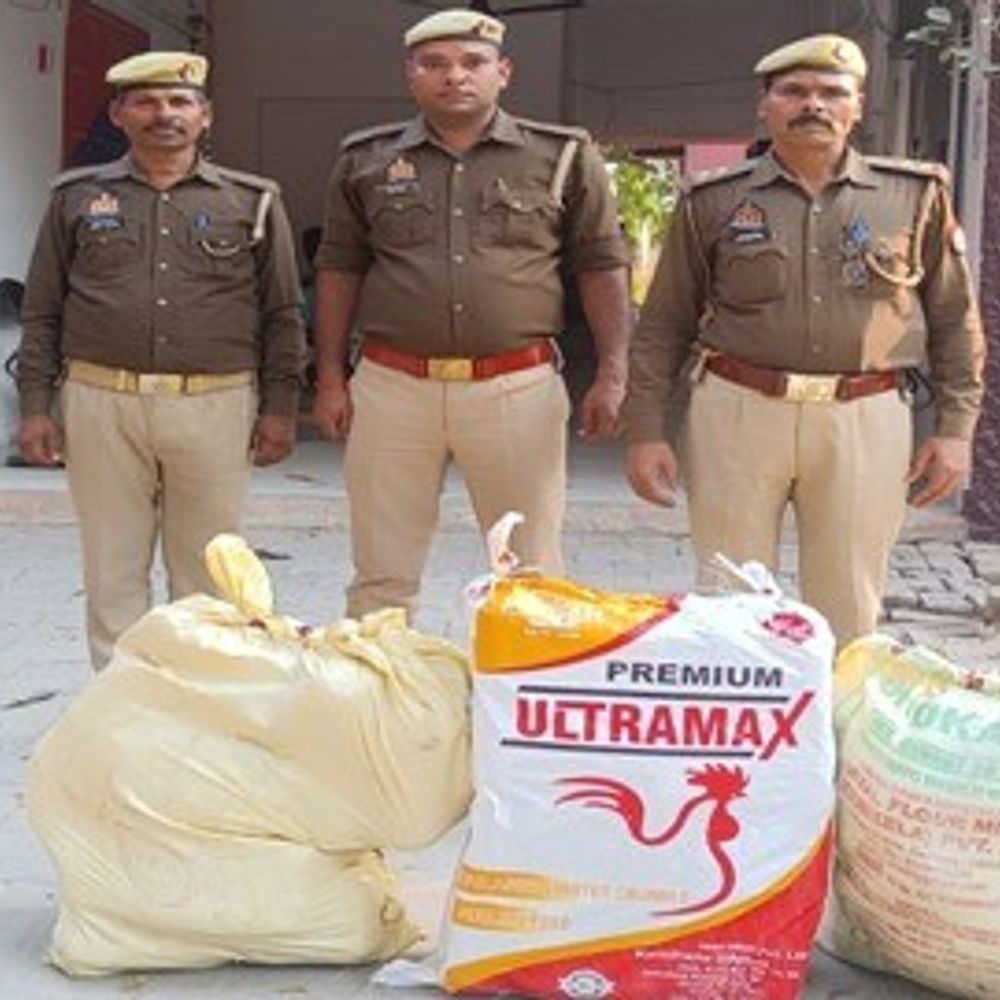 गाजीपुर में 61 किलो अवैध गांजा बरामद:दो कारों से 15 लाख का गांजा जब्त, तस्कर फरार