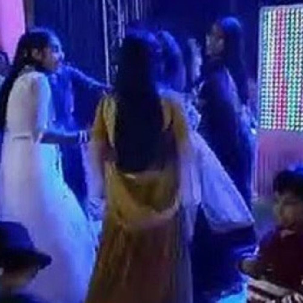 अलीगढ़ में हर्ष फायरिंग से बाराती घायल:मथुरा रोड के मैरिज होम में युवक के पैर में लगी गोली