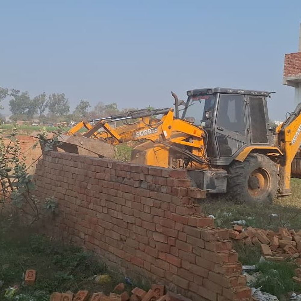 बागपत में तीन अवैध कॉलोनियां ध्वस्त:प्रशासन ने बिना नक्शा पास कराए बन रही कॉलोनियों पर चलाया बुलडोजर