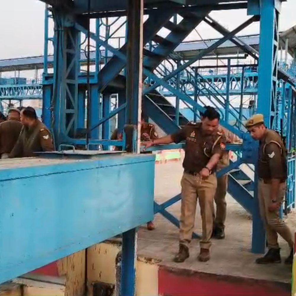 युवक ने खो नदी के पुल से लगाई छलांग:बिजनौर में कई घंटे बाद भी नहीं मिला सुराग, गोताखोरों की टीम तलाश में जुटी