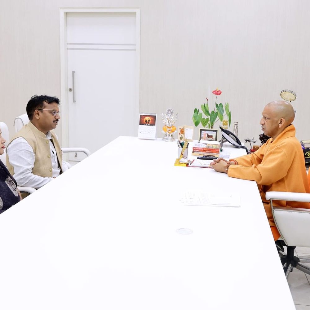 मिल्कीपुर विधायक चंद्रभान पासवान सीएम योगी से मिले:क्षेत्र की सड़क, बिजली और पुल समस्याओं पर चर्चा, मिला आश्वासन