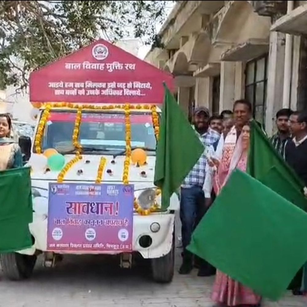 सांसद ने बाल विवाह मुक्त अभियान वैन को हरी झंडी:चित्रकूट में बाल विवाह के खिलाफ जागरूकता अभियान शुरू
