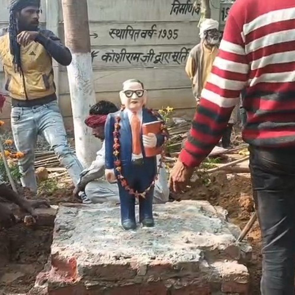 हाईकोर्ट के आदेश पर इटावा में आश्रम से मूर्तियां हटीं:अंबेडकर पार्क में रखी जाएंगी, मौके पर पुलिस फोर्स तैनात