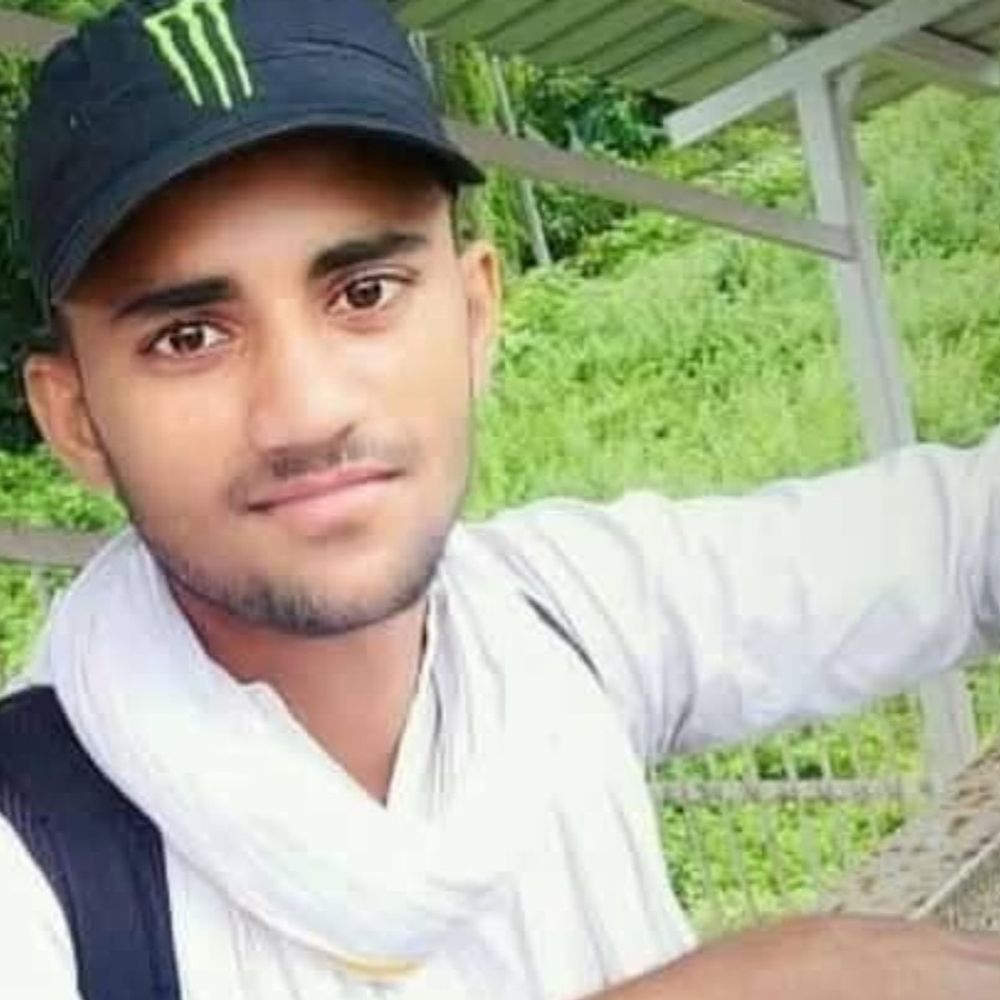 गोरखपुर में पिकअप की टक्कर से छात्र की मौत:कोचिंग जाते समय बाइक से भिड़ंत, सीएचसी के बाहर भीड़