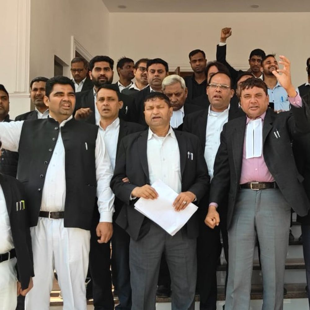 हाईकोर्ट बेंच की स्थापना की मांग तेज:रामपुर में अधिवक्ताओं ने प्रधानमंत्री संबोधित को ज्ञापन सौंपा, प्रोटेक्शन एक्ट भी मांगा