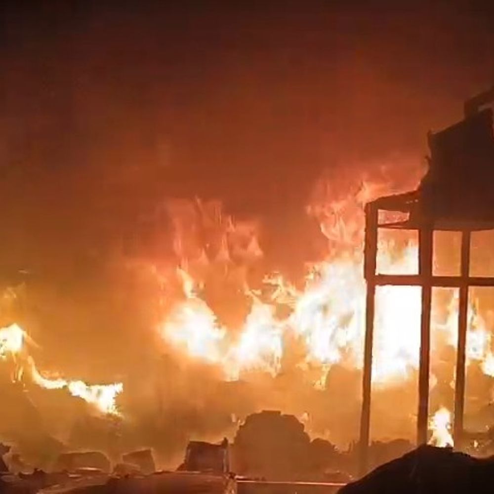 गोदाम में भीषण आग से 20 लाख का नुकसान:मोबाइल, किराना का सामान जलकर राख, 1 घंटे देरी से पहुंची फायर ब्रिगेड