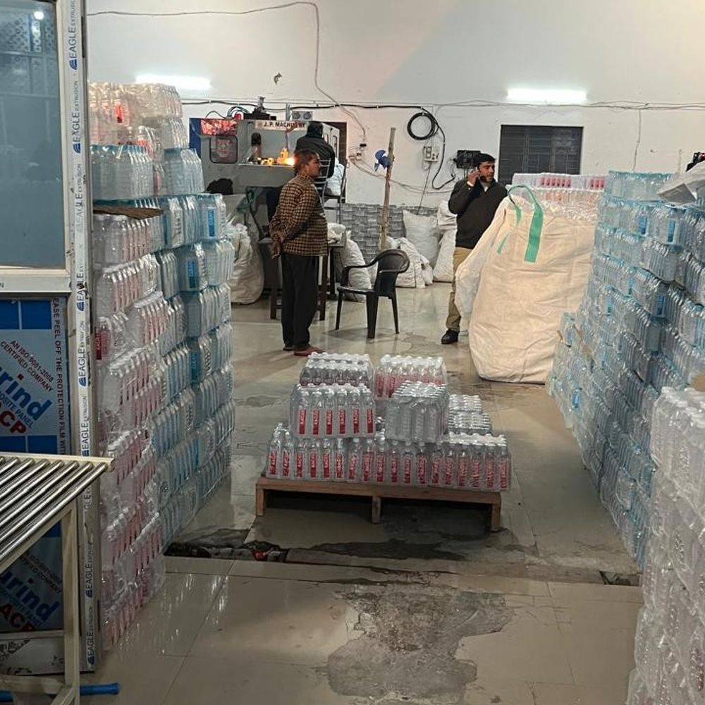 बोतलबंद पानी में ईकोलाई बैक्टीरिया मिला:संतकबीरनगर की तीन फैक्ट्रियों का पानी असुरक्षित, लैब रिपोर्ट के बाद कार्रवाई