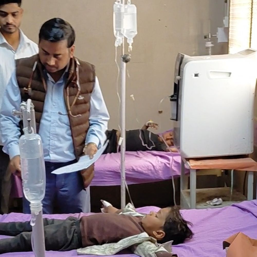 फर्रुखाबाद में टेंट का पोल हाई टेंशन लाइन से टकराया:करंट लगने से चार लोग झुलसे, अस्पताल में भर्ती