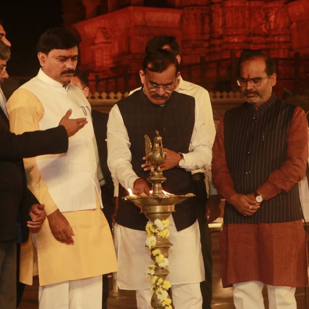 खजुराहो महोत्सव- मंत्री के भाषण पर पर्यटकों की हूटिंग:नाराज इटालियन कपल बोला-हम डांस देखने आए थे, न कि लंबी स्पीच सुनने