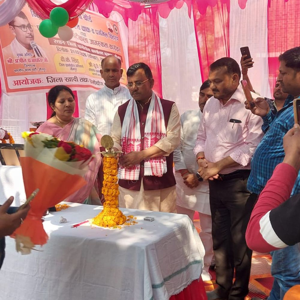 जौनपुर में 50 माटीकला कारीगरों को चाक मिला:माटीकला बोर्ड ने किया निःशुल्क वितरण, 200 से ज्यादा लोगों ने भाग लिया