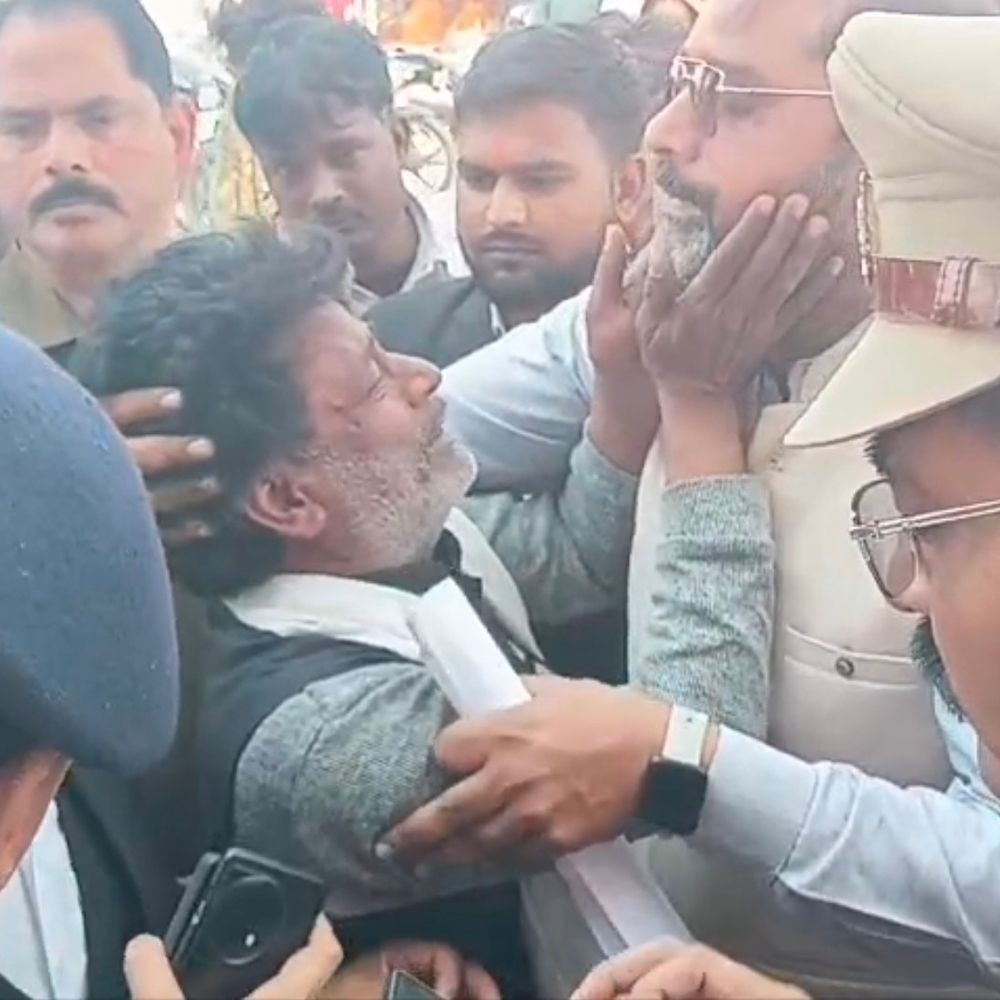 रामसनेहीघाट में पुलिस पर युवक की पिटाई का आरोप:बाराबंकी में गंभीर हालत में अस्पताल में भर्ती, सड़क पर धरना