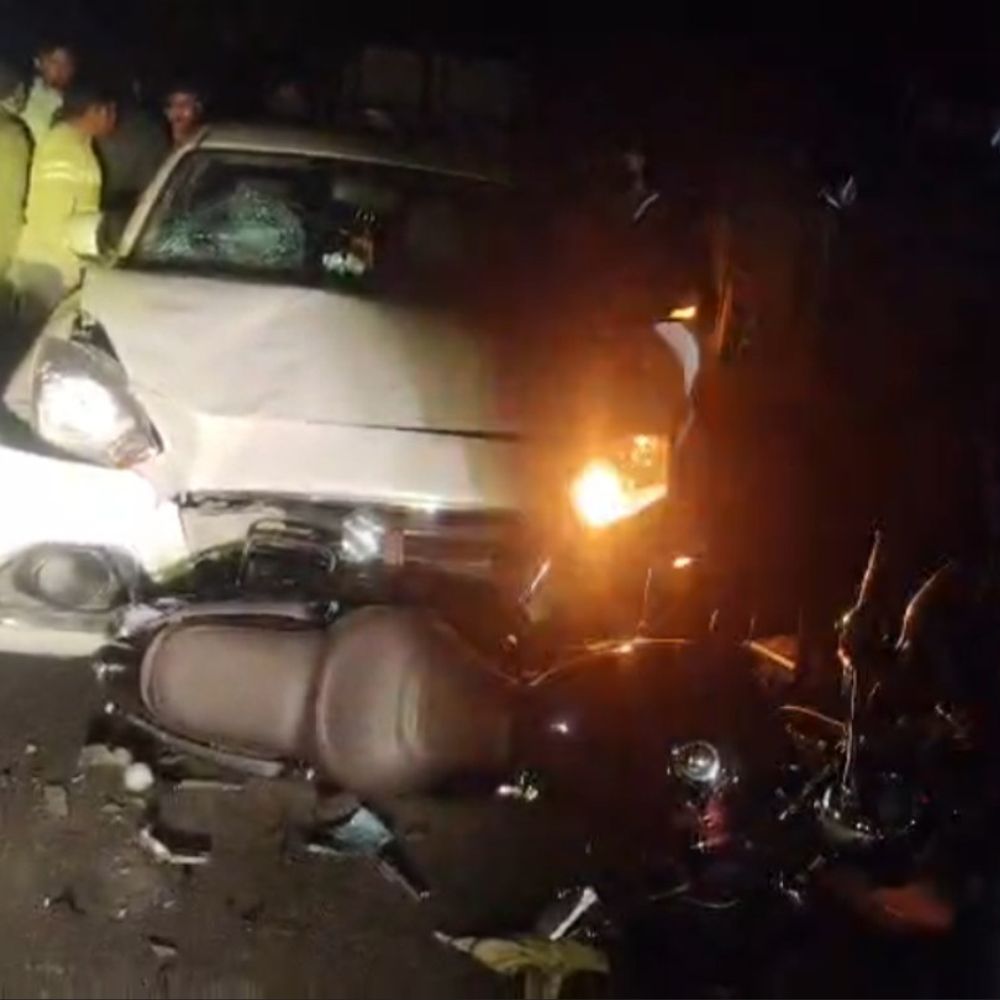 पुलिस लिखी कार ने बुलेट को टक्कर मारी, दो घायल:जालौन में हादसा, पुलिसकर्मी पर नशे में धमकी देने का आरोप